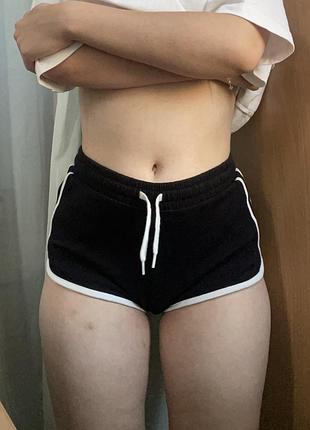 Короткі літні чорні шорти з білими вставками. розмір xs,s