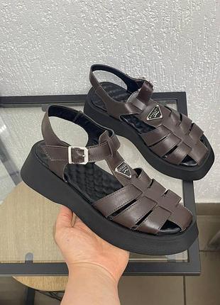 Коричневі закриті босоніжки з натуральної шкіри з ремінцями,