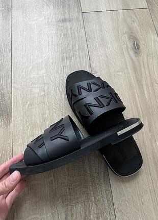 Шльопанці dkny