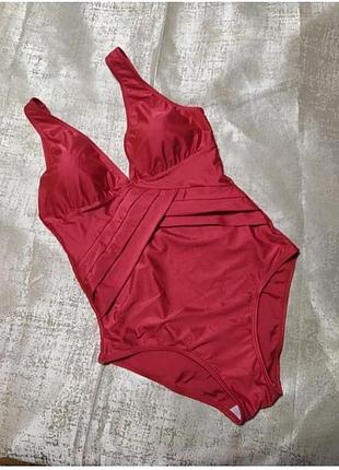 Слитный купальник с корректирующим эффектом