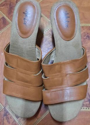 Шлепки на танкетці