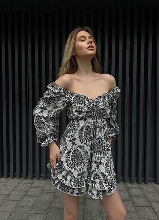 Мини платье с вензелями длинный рукав открытые плечи приталенная завязки рюши воланы многослойная