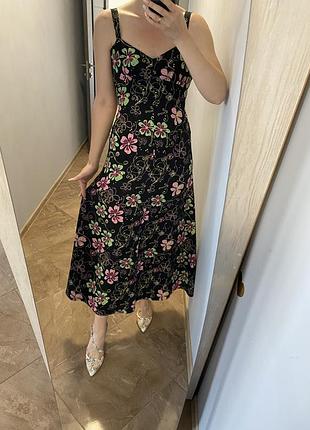 Красива сукня плаття в квітковий принт максі