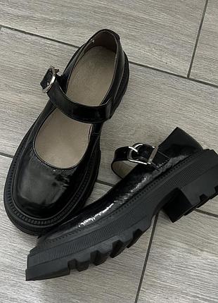 Лаковані туфлі на товстій підошві у стилі мері джейн мартінс