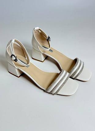 Білі босоніжки на каблуку базові босоніжки з камінчиками на підборах літні босоніжки з стразами