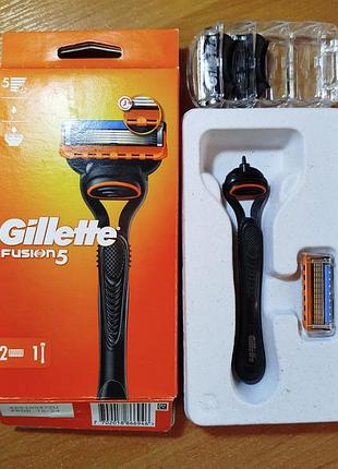 Бритва з 3 змінними касетами gillette