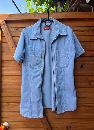Женская джинсовая рубашка на молнии