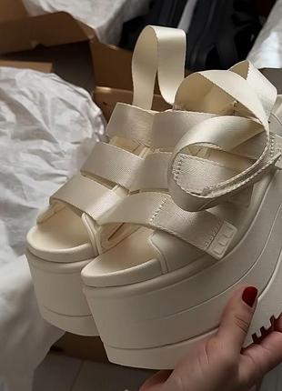 Босоніжки ugg goldenrise — ціна 3728 грн у каталозі Босоніжки