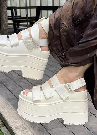 Босоніжки ugg goldenrise — ціна 3728 грн у каталозі Босоніжки