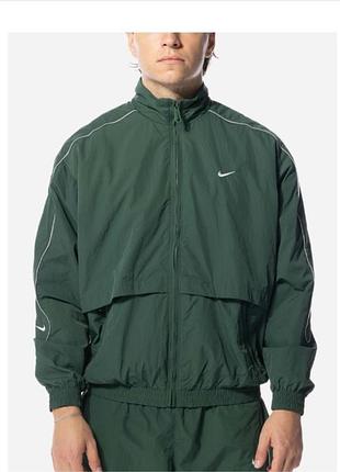 Спортивна чоловіча вітровка nike sportswear solo swoosh оригинал.