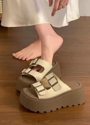 Стильные шлепанцы на платформе.