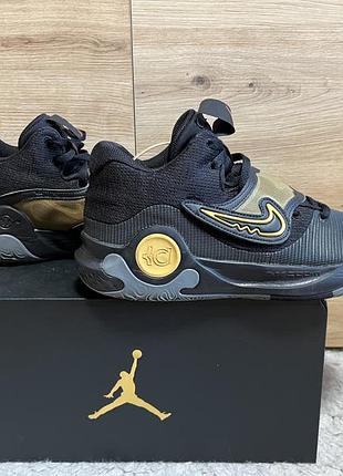 Баскетбольне взуття nike