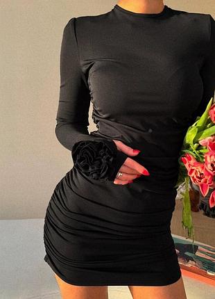 Красива сукня міні з квіткою на рукаві