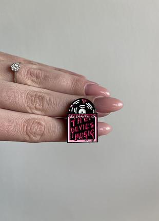 Пін значок металевий брошка вінілова платівка the devil’s music