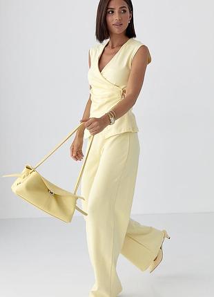 Трикотажний костюм з блузою і прямими штанами