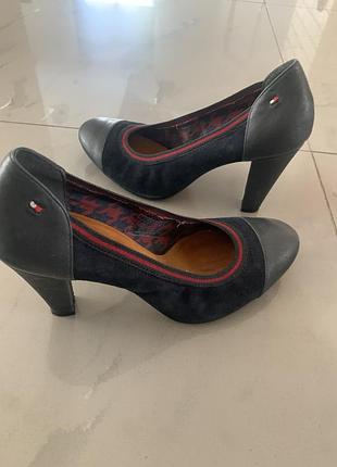 Туфлі на середньому каблуці