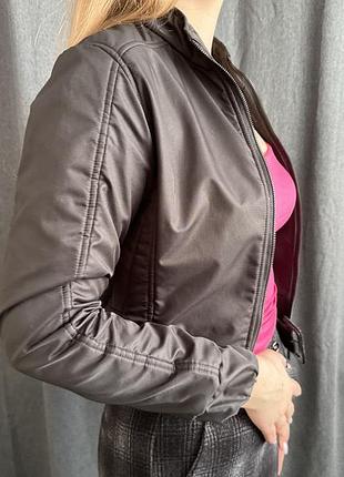 Бомбер жіночий чорного кольору