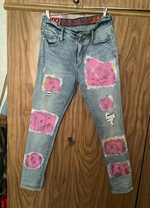 Джинсы рожковые, красивого кроя, удобные, без дефектов.