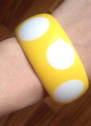 Широкий жовтий пластмасовий браслет в білий горошок2 фото