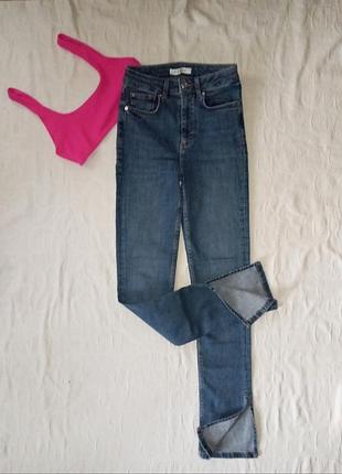 Стильные джинсы с разрезами