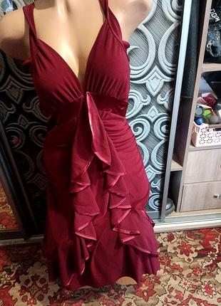 Платье с открытым декольте