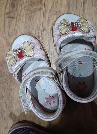 Босоніжки сандаликі