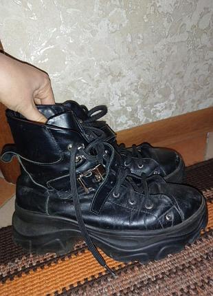 Шкіряні ботинки на товстій підошві