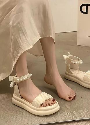 Босоніжки з перлинами