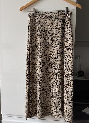 Літня легка спідниця міді із розрізом спереду