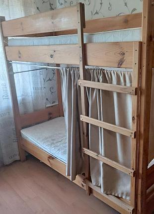 Двоярусне дерев’яне ліжко з матрацом