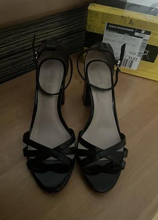 Елегантні босоніжки на зручному каблуці на вузьку ногу