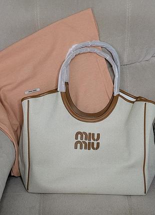 В наявності ідеально зручна сумка miumiu