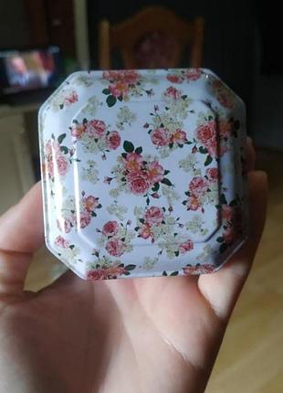 Залізна коробка в стилі прованс