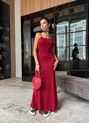 Базова довга сукня на бретельках з декольте крепове приталене плаття