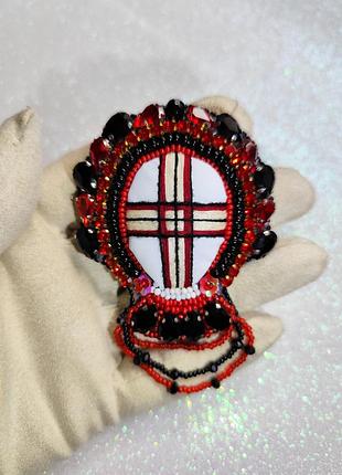 Брошь-мотанка вышитая бисером и стразами "красная госпожи" размер8*6 см