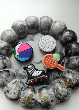 Джибітси на крокси лот набір 4 шт jibbitz crocs спорт м'яч ролики бадмінтон 🏸