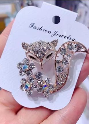 Очень красивая брошь лисичка с камушками