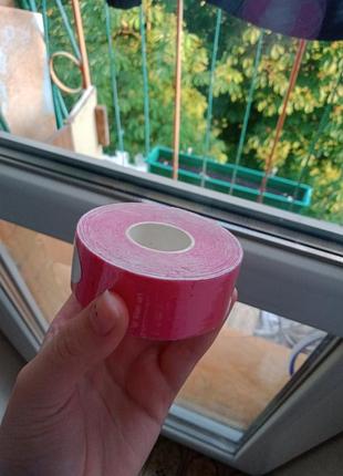Рожеві тейпи для підтяжки обличчя
