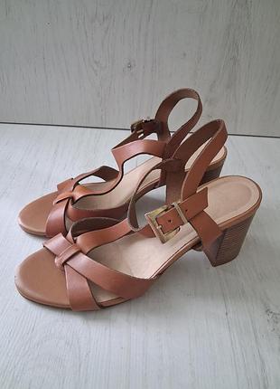 Босоножки кожаные