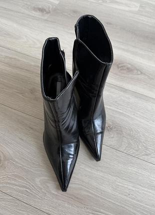 Жіночі ботильйони zara на підборах з декором