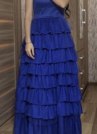 Розкішна вечірня сукня насиченого синього кольору.