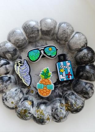 Джибітси на крокси лот набір 4 шт jibbitz crocs валіза окуляри ананас 🍍 хвилі подорож