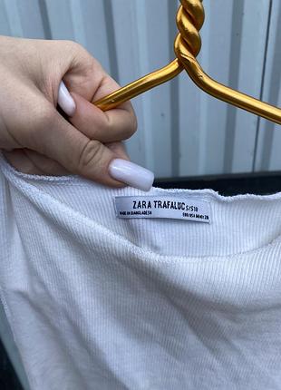 Топ zara,є незначні маленькі плями,їх ледве видно