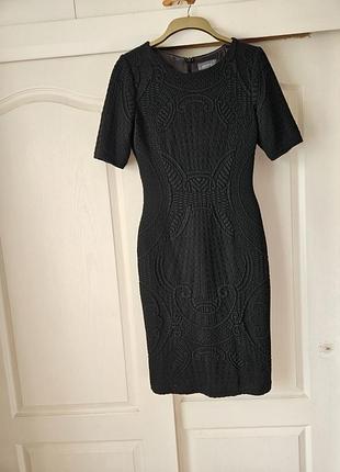 Per una жіноче чорне плаття з виділкою обʼємний орнамент класичне по фігурі футляр