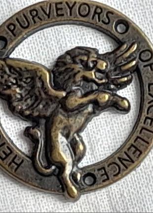 Вінтажний металевий  знак ,емблема- henleys purveyors of excellence - 2,5 см