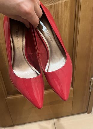 Красные лаковые туфли на удобном каблуке