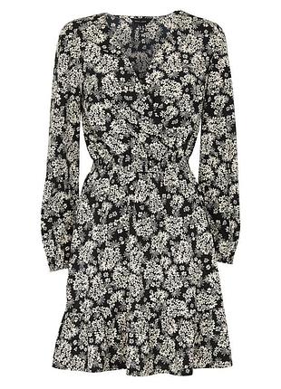 Красивое черное платье платья в цветочный принт