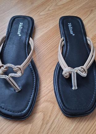 Босоніжки, шльопанці, в'єтнамки