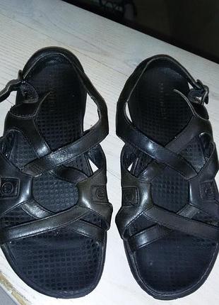 Merrell (сша) -шкіряні чорні  босоніжки  р. 38 (24 см)