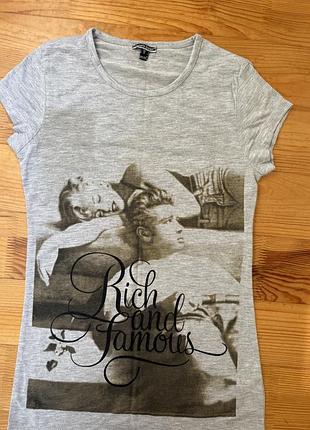 Сіра жіноча подовжена футболка з написом rich and famous та принтом мерлін монро
